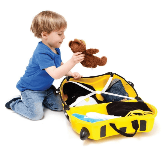 Dieťa si balí hračky do kufra Trunki Včielka Bernard